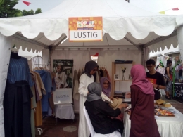 Booth Lustig dengan produk busana karya Ressa Latifah (sumber : dok.pribadi)