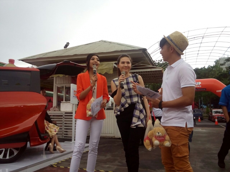 MC Nicky Tirta dan Eliza bersama Olivia Jensen di Arena All New Sienta PopUp Playground (Sumber : dok.pribadi)