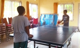 Dua anak binaan sedang bermain tenis meja. (Dokumentasi Pribadi)