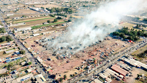Hampir semua kios di salah satu pasar kembang api terbesar di Mexico ini hancur. Sumber: media.nbcbayarea.com