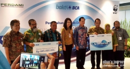 Jahja Setiaatmadja,Presiden Direktur BCA (keempat dari kanan), Benja Mambai, Acting CEO WWF Indonesia (ketiga dari kiri) dan Ari Djatikusuma, Wakil Ketua SPBK Perdami (ketiga dari kanan) - dok. koleksi pribadi