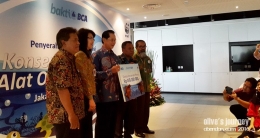 Penyerahan donasi Bakti BCA kepada WWF Indonesia - dok. koleksi pribadi