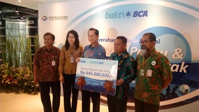 Penyerahan donasi sebesar Rp. 445.000.000 oleh Presiden Direktur BCA Jahja Setiaatmadja kepada WWF Indonesia (dokpri)