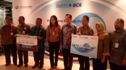 Penyerahan donasi kepada WWF Indonesia dan Perdami oleh BCA (dokpri)