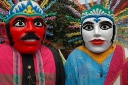 Ondel-ondel, kesenian khas Betawi (Sumber: kebudayaanindonesia.net)
