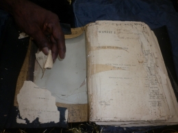 Alkitab tua peninggalan 1884 di Kampung Yende, Pulau Roon. Pendeta G.L.Bink menyebarkan agama lewat sisir dan cermin. (dok.pri)