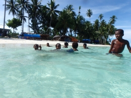 Anak-anak bermain di perairan pantai Auri, Wondama. (dok.pri.)