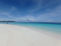 Hamparan pasir putih dan lautan biru di Pulau Auri. Pemerintah setempat bersama WWF tengah berupaya mengembangkan pariwisata bahari dan konservasi laut. (dok.pri.)