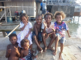 Anak-anak di Kampung Yomakan, Pulau Rumberpon, Wondama. Banyak warga sudah tidak asing lagi dengan tamu pendatang. (dok.pri.)