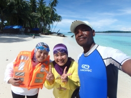 Bersama Pak Pasai, mitra WWF dan pelatih selam di Pulau Auri. (dok.pri.)
