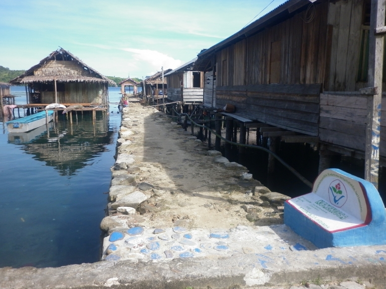 Pemukiman penduduk di Kampung Yende, Pulau Roon. Rumah-rumah ditopang di atas air. (dok.pri.)