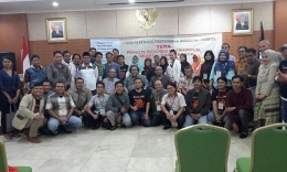 Para peserta deklarasi berfoto bareng. (Foto: Institut Penulis Indonesia)