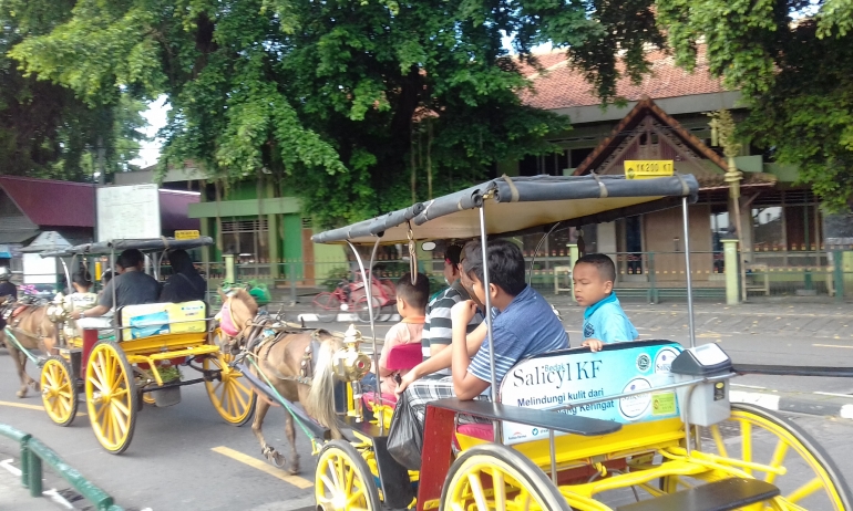 Bendi (dokar) saat melintas di jalan sekitar alun-alun/Dok. Pribadi