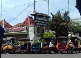 Becak becak berjajar di pojok Jalan Rotowijayan/Dok. Pribadi