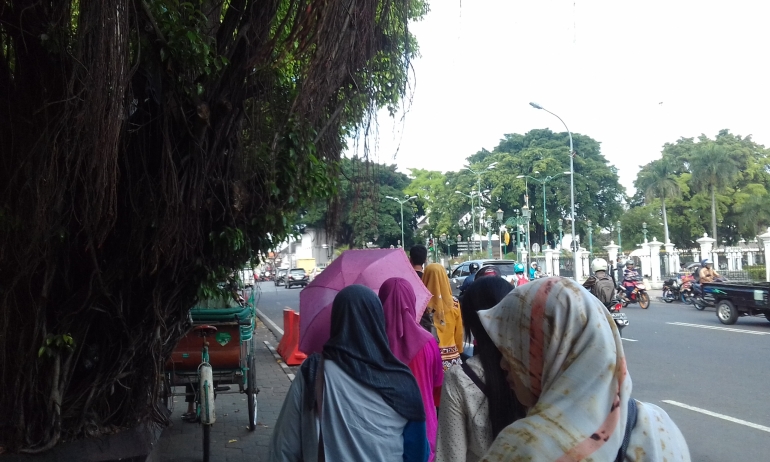 Jalan kaki menyusuri jalan menuju Keraton Yogyakarta/Dok. Pribadi