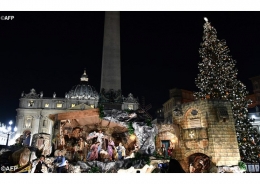Kandang Natal dari Malta, Pohon Natal dari kota Trento, Italia, FOTO: AFP