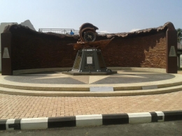 Monumen peringatan Relief Tsunami PLTD, berisi nama-nama korban, tanggal dan waktu musibah (foto dok pri).