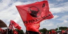 Bendera PDIP dikibarkan saat kampanye. Kompas.com