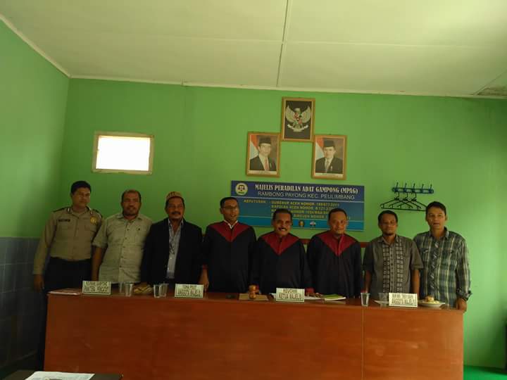 foto bersama Majelis Peradilan Adat Gampong Rambong Payong Kec. Peulimbang Kab. Bireuen Prov. Aceh | Dokumentasi pribadi