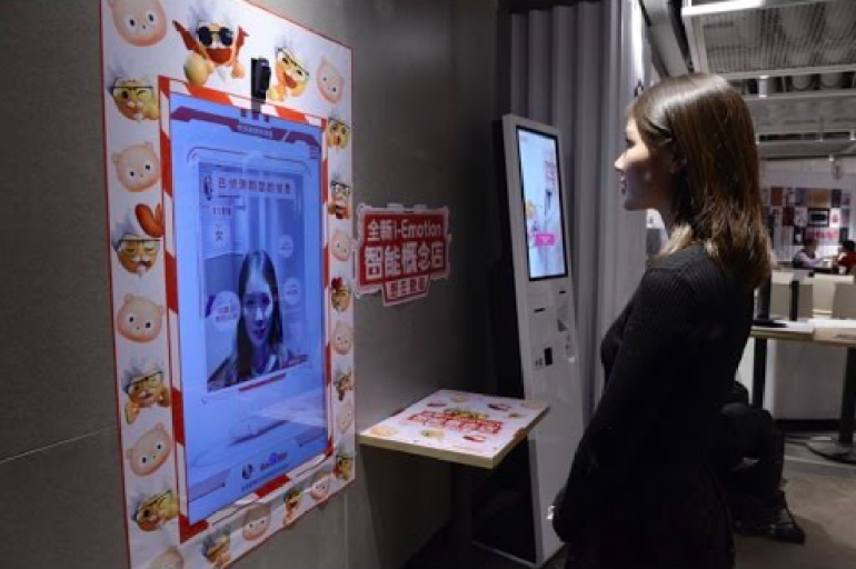 Tampilan Sistem Menu Makanan KFC di China dengan sensor muka. Source: nextshark