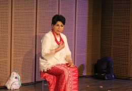 Penyanyi Titik Puspa di suatu acara ketika menceritakan tentang lagu kupu-kupu malam (Sumber foto: DokPri)