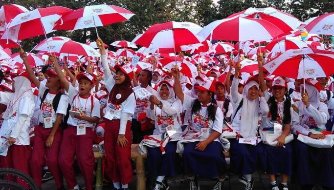 Mereka harus kita lindungi agar tumbuh menjadi generasi yang kuat dan hebat. Menteri Pemberdayaan Perempuan dan Perlindungan Anak, Yohana Susana Yembise, meminta semua pihak untuk melindungi anak-anak dan mengakhiri kekerasan terhadap anak. Hal tersebut dikatakan Yohana pada puncak pelaksanaan Hari Anak Nasional (HAN) tahun 2016 yang dipusatkan di Kota Mataram, Nusa Tenggara Barat, pada Sabtu (23/7/2016). Foto: kompas.com