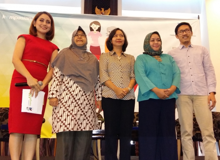 Kementerian Pemberdayaan Perempuan dan Perlindungan Anak (KPPPA) melibatkan para blogger Kompasiana untuk menyukseskan program Three Ends. Dari kanan ke kiri: Nurulloh dari Content & Community Division Kompasiana, Aenea Marella, Agustina Erni, Sri Astuti, dan Liviana Cherlisa selaku moderator diskusi publik Bersama Mengakhiri Kekerasan terhadap Perempuan dan Anak. Foto: isson khairul