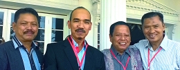 Ketua PWI Sumbar 2016-2021 terpilih, Heranof Firdaus (dua dari kiri), bersama penulis (dua dari kanan). (DOk. PRIBADI)
