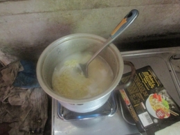 Bakmi Mewah ketika sedang direbus, tekstur mie-nya yang lembut sangat nyaman dikonsumsi, (dok pri).