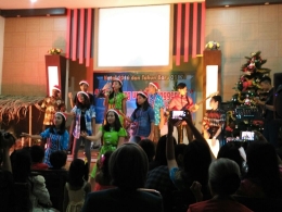 Beberapa remaja sekaligus murid Sekolah Minggu GBI Karunia Kediri menyanyi, menari dan memainkan musik bersama saat Natal 2016 (dokpri)