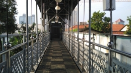 Penampakan salah satu jembatan penyeberangan jalan di Surabaya