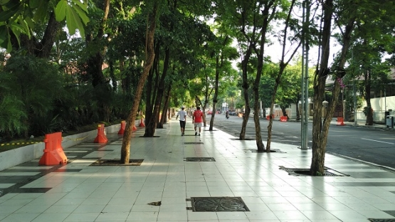 Pedestrian di sisi timur balaikota Surabaya (Dokumentasi pribadi)