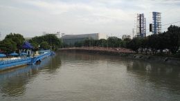 Sungai di dekat Monumen Kapal Selam. Tampak dari jauh Grand City, salah satu pusat hedonisme Kota Surabaya (Dokumentasi pribadi)