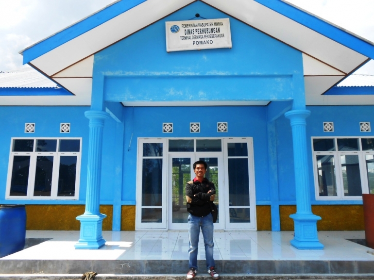 Penulis Berdiri di Depan Terminal Penyeberangan Sungai, dan Danau Kabupaten Mimika