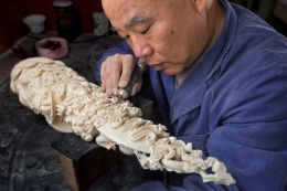 Industri kerajinan gading gajah di Tiongkok merupakan bisnis besar. Photo: Brent Stirton, Getty Images, National Geographic 