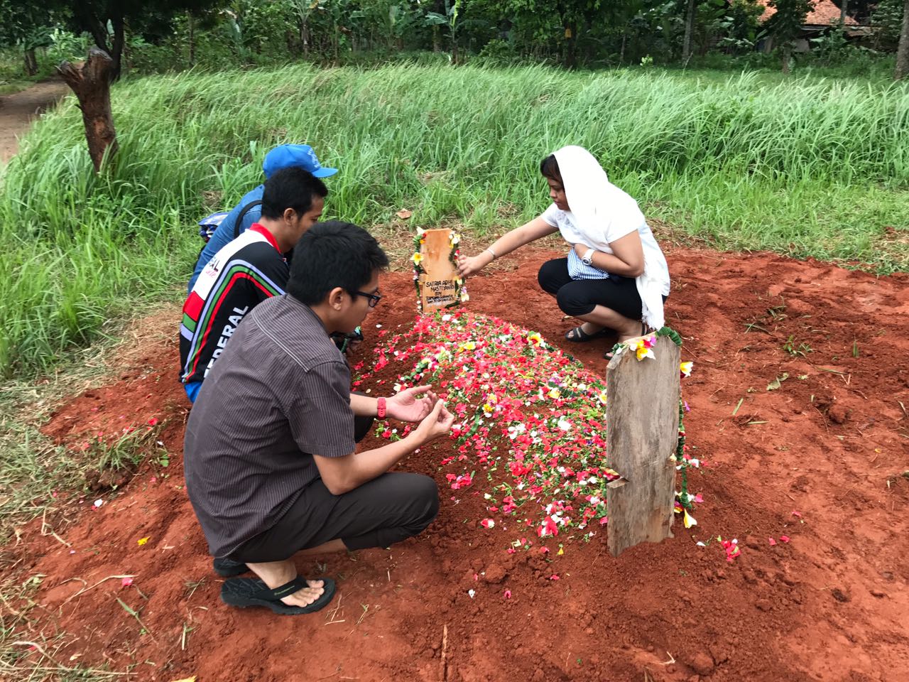 Deskripsi : Pemakaman Kakak Daku Satria Adhi M di Cikeas I Sumber Foto : Ira