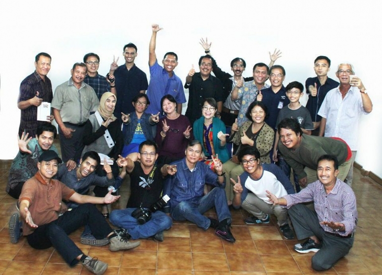 Keluarga AWS/STIKOSA kirim foto kepada sahabatnya di Surabaya