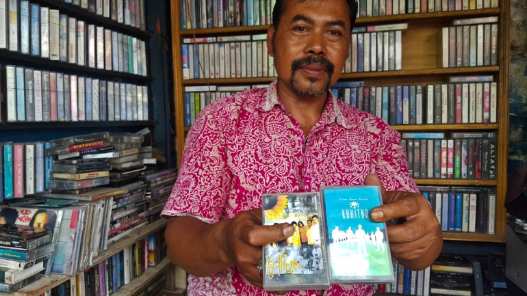Sumartono alias Pak "Onot", seorang penjual kaset lawas di Jalan Juanda Kota Malang menunjukkan kaset album KAHITNA pada Sabtu (17/12/2016) (dok. pri).