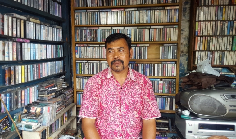 Pak "Onot" sudah berjualan kaset lawas sejak 1990 (dok. pri).