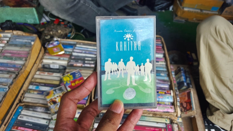 Album lawas KAHITNA - Cinta Sudah Lewat yang saya beli seharga Rp10.000 dari Pak "Onot" (dok. pri).