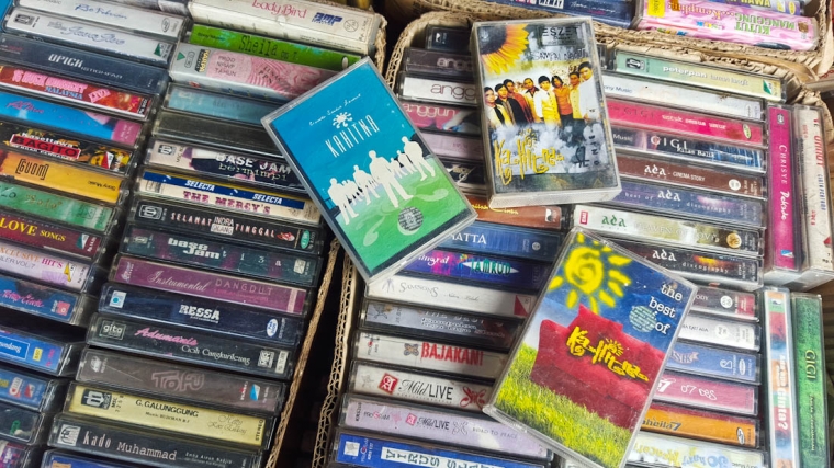 Tiga album lawas KAHITNA ada di antara ribuan kaset lawas yang dijual Pak "Onot" (dok. pri).