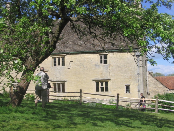 Meninjau Lagi Kisah Pohon Apel Isaac Newton dari Lokasi Meninjau Lagi Kisah Pohon Apel Isaac Newton dari Lokasi