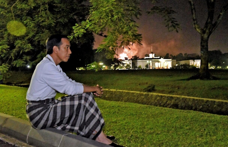Presiden Jokowi tahun baru-an di Istana Bogor dengan Sarungan. (Sumber Foto: Akun Twitter resmi Joko Widodo, Presiden Republik Indonesia. @jokowi)