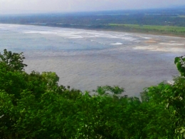 Pantai Menganti di kabupaten Kebumen, Jawa Tengah. (Sumber foto: dokumen pribadi)
