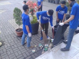Para pemuda Ahmadyah sedang mengumpulkan sampah (Dokumentasi pribadi)