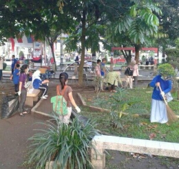 Aktivitas bersih-bersih di sudut taman (Dokumentasi pribadi)