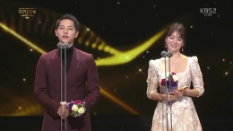 Song Joong Ki dan Song Hye Kyo dalam KBS Drama Awards 2016| Dok KBS
