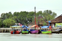Perahu yang siap antar ke hutan mangrove (dokpri)