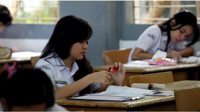 Siswa mengikuti ujian nasional SMA/SMK sederajat di SMA Negeri 1 Makassar, Sulawesi Selatan, Kamis (18/4/2013) lalu. || KOMPAS/ASWIN RIZAL HARAHAP