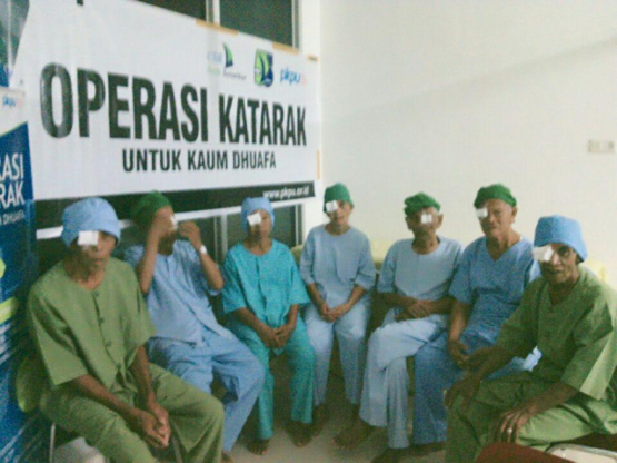 Contoh Kegiatan Pengobatan Massal Khusus Operasi Katarak Gratis (sumber: http://www.muharrikdakwah.com)